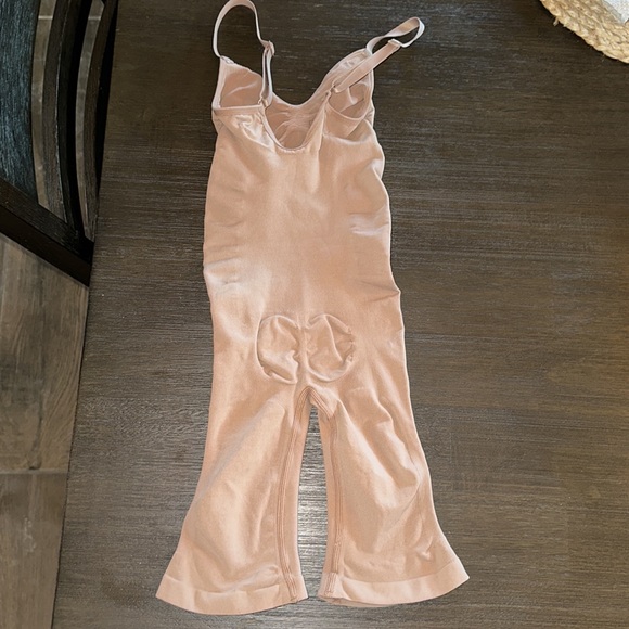 SKIMS SEAMLESS SCULPT BODYSUIT MID THIGH in Ochre Size XS - Picture 6 of 9